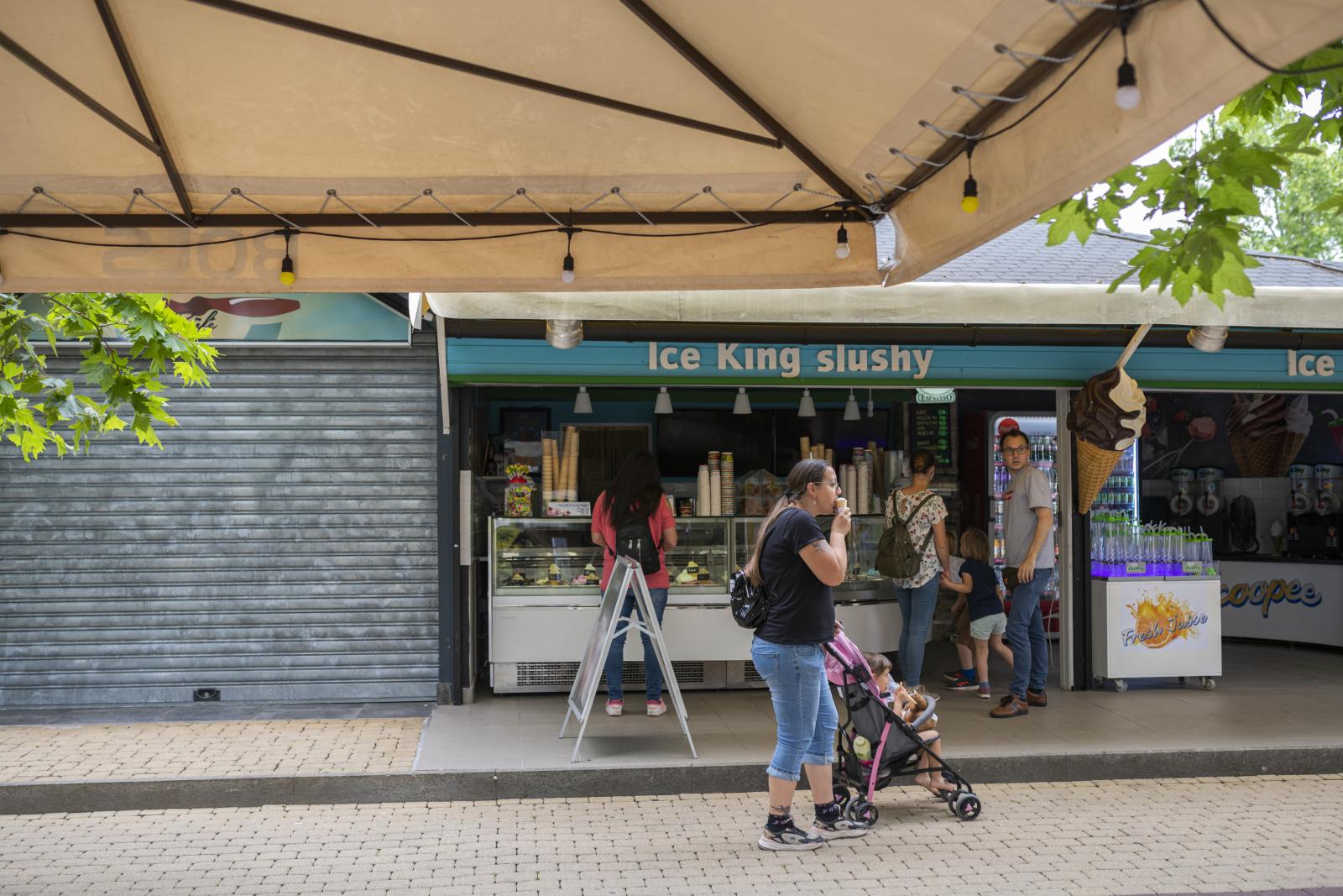 Kevesebb magyar volt idén a Balatonnál, ráadásul a tóhoz eljutók kevesebbet is költöttek. Sokan voltak kénytelenek spórolni a fagyin, a lángoson, az éttermen 