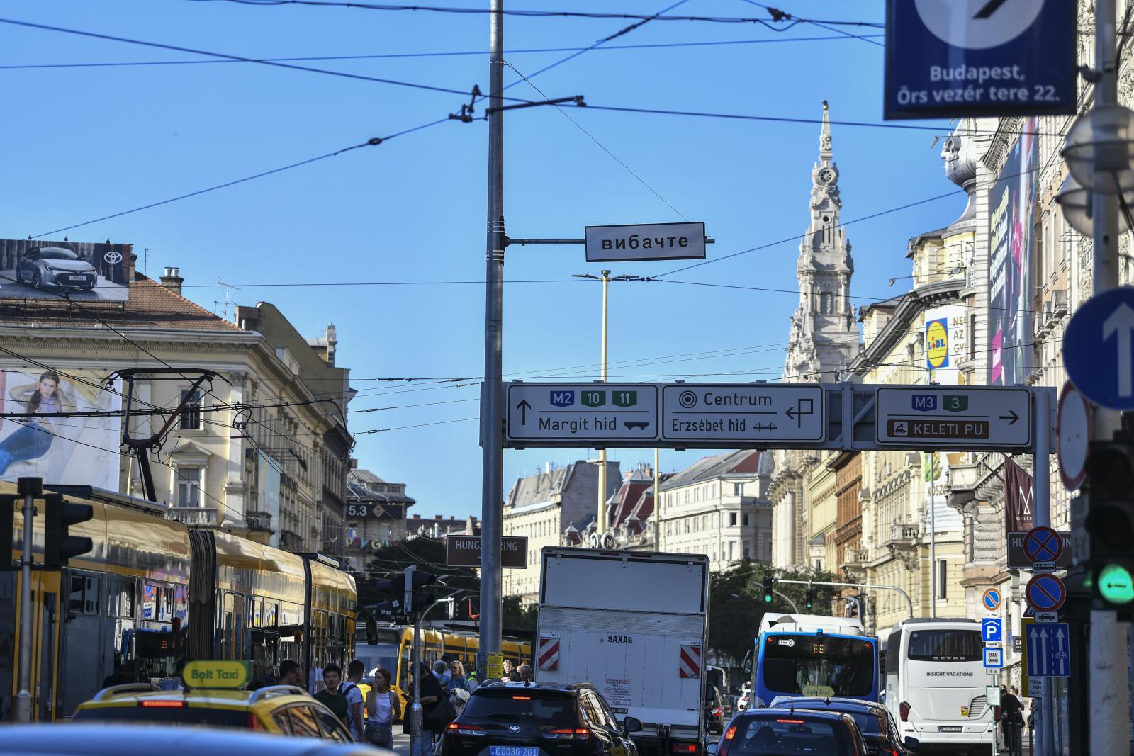 Sugár János: Elnézést című alkotása Budapesten a Blaha Lujza téren