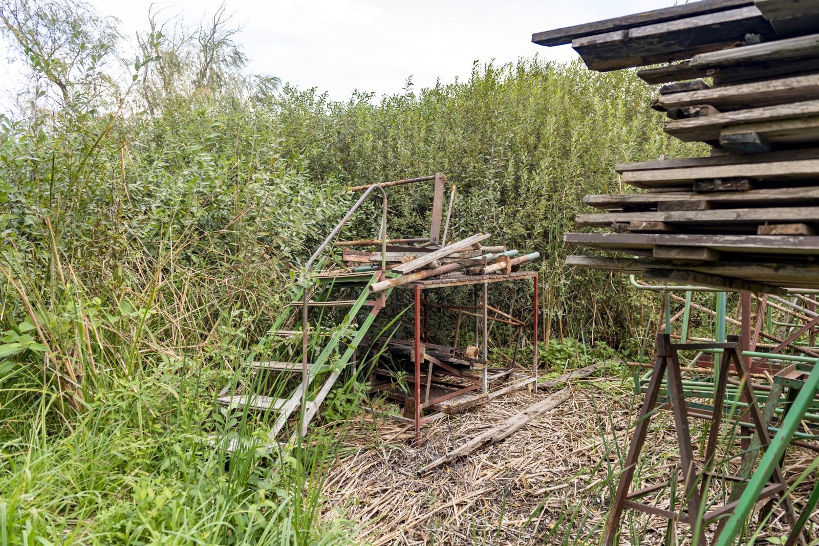 Szétszedett lejáró Balatonmáriafürdőn. A tó körül legalább 1200 engedély nélküli vízi építmény van az összesítések szerint