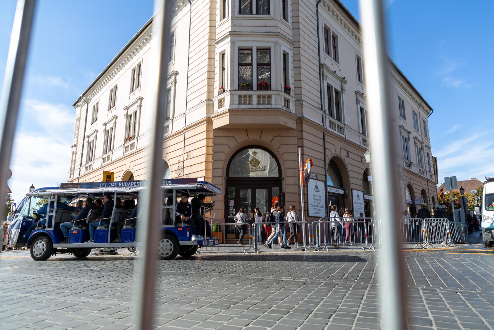 A Korona cukrászda a Dísz téren. A tulajdonos szerint valójában nem bérletidíj-ügy zajlik, hanem arról van szó, hogy a cukrászdák kellenek valakinek