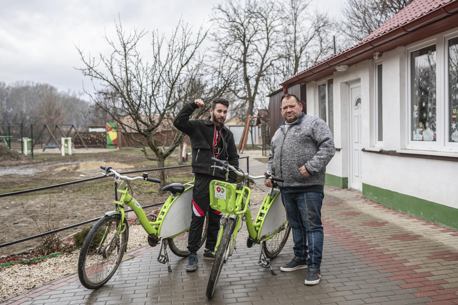 Mányi József (jobbra) azt mondja, amióta ezen a biciklin jár, olyan, mintha nagyobb tisztelettel néznének rá a faluban