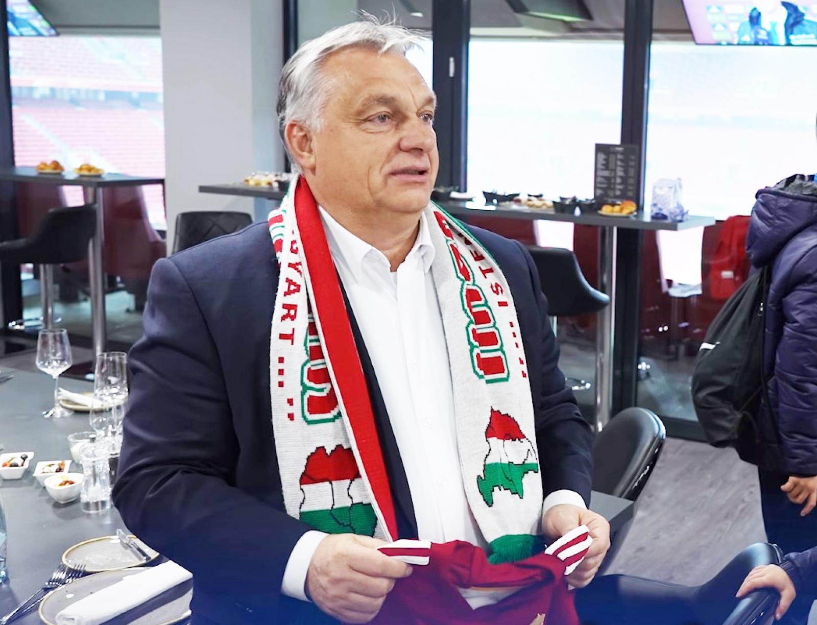 Orbán Viktor szurkolói sálja is bátorítóan hatott a nyílt revíziót követelőkre