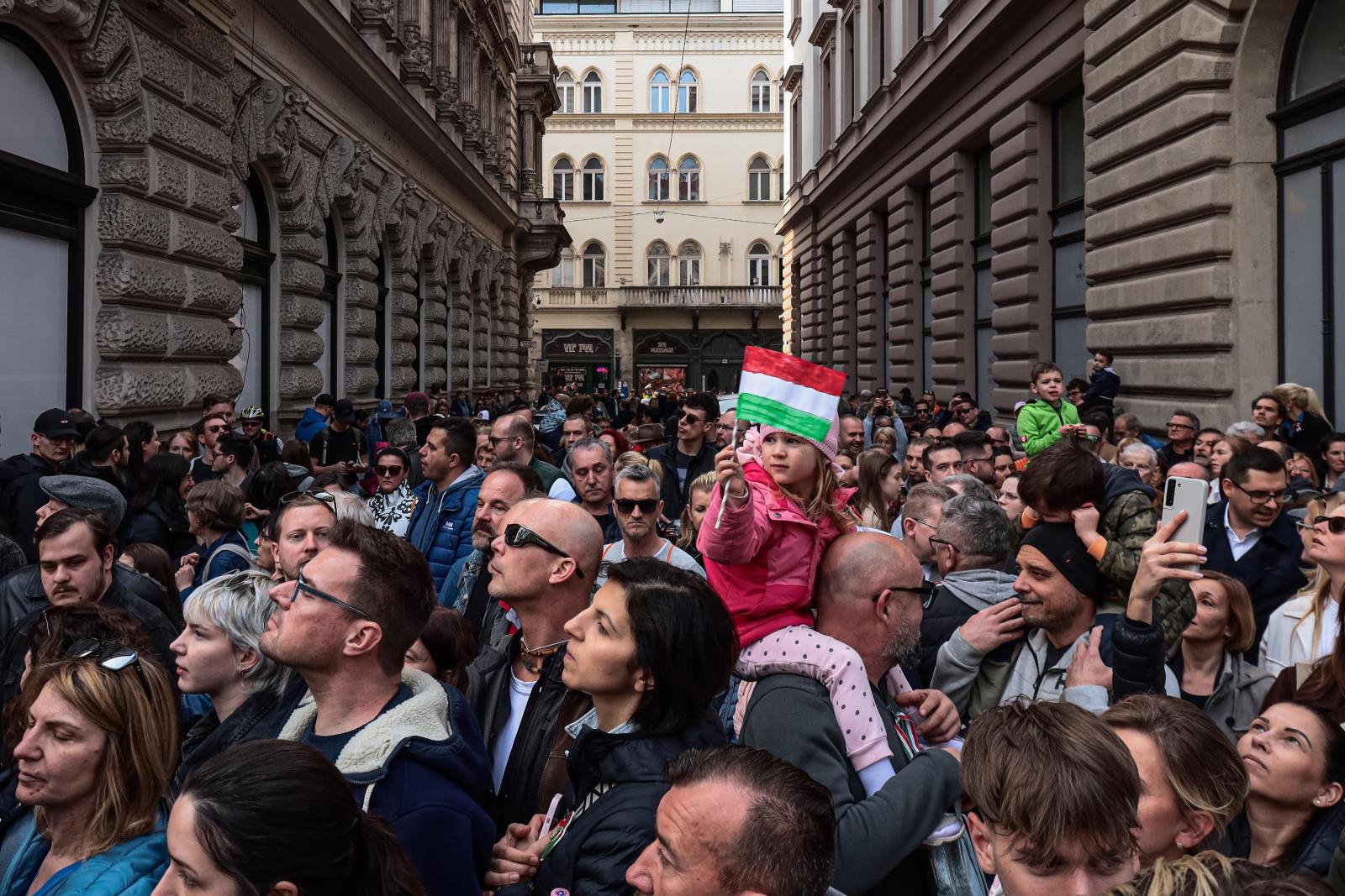 Ünneplők a Múzeum körtúton