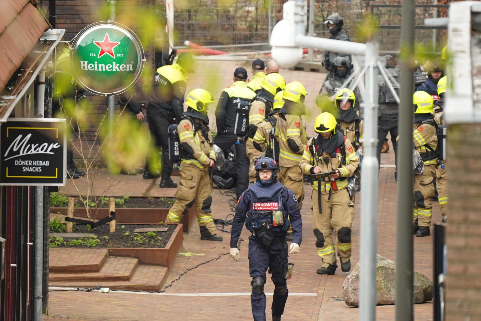 Rendőrök és tűzszerészek a Café Petticoat épületénél, a hollandiai Ede városában