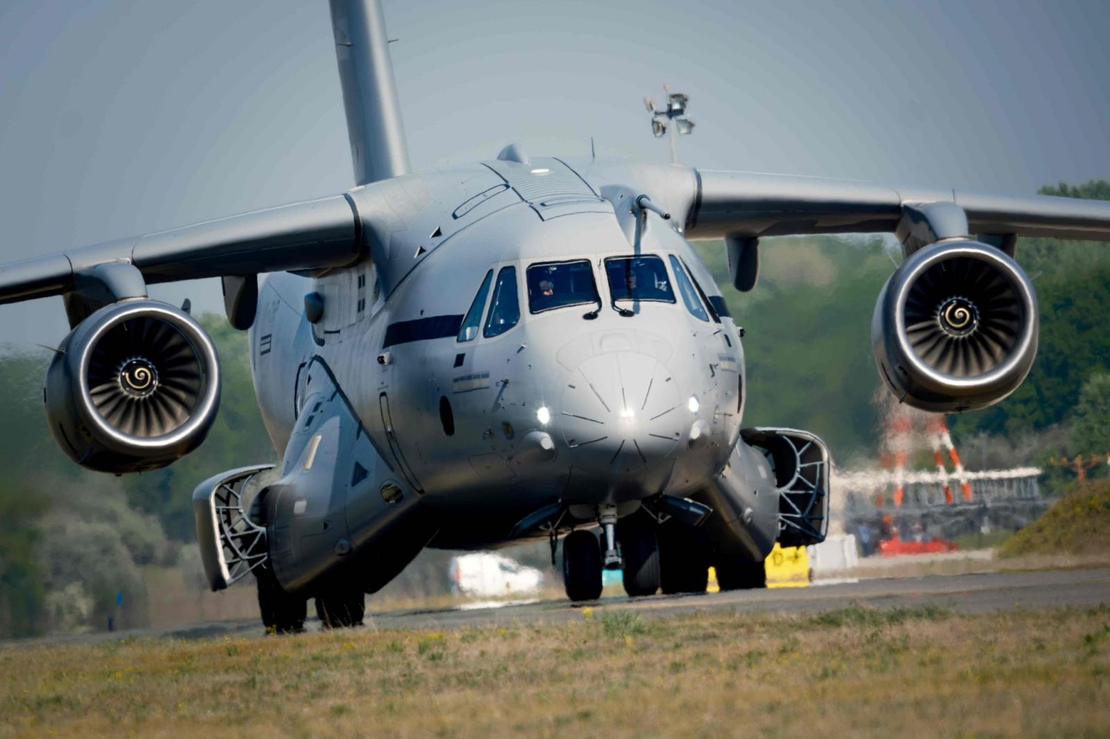 Megérkezett az első magyar KC-390
Mérföldkő a hazai haderőfejlesztésben: a kecskeméti kifutón landolt az első magyar katonai szállítórepülőgép, a KC-390-es. 