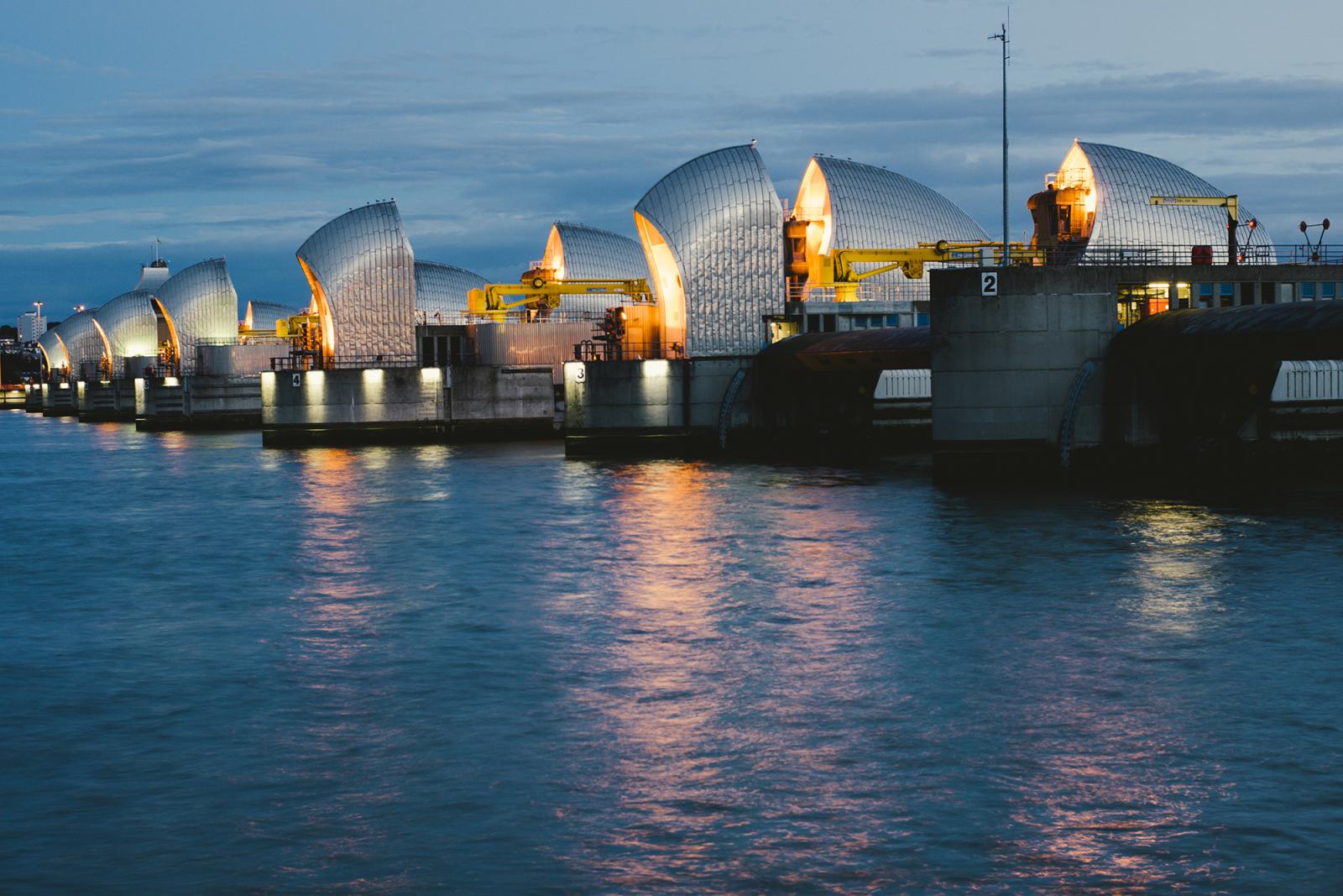 A vihardagály
ellen épített
Temze-zár
(Thames Barrier),
hat széles
forgókapujával