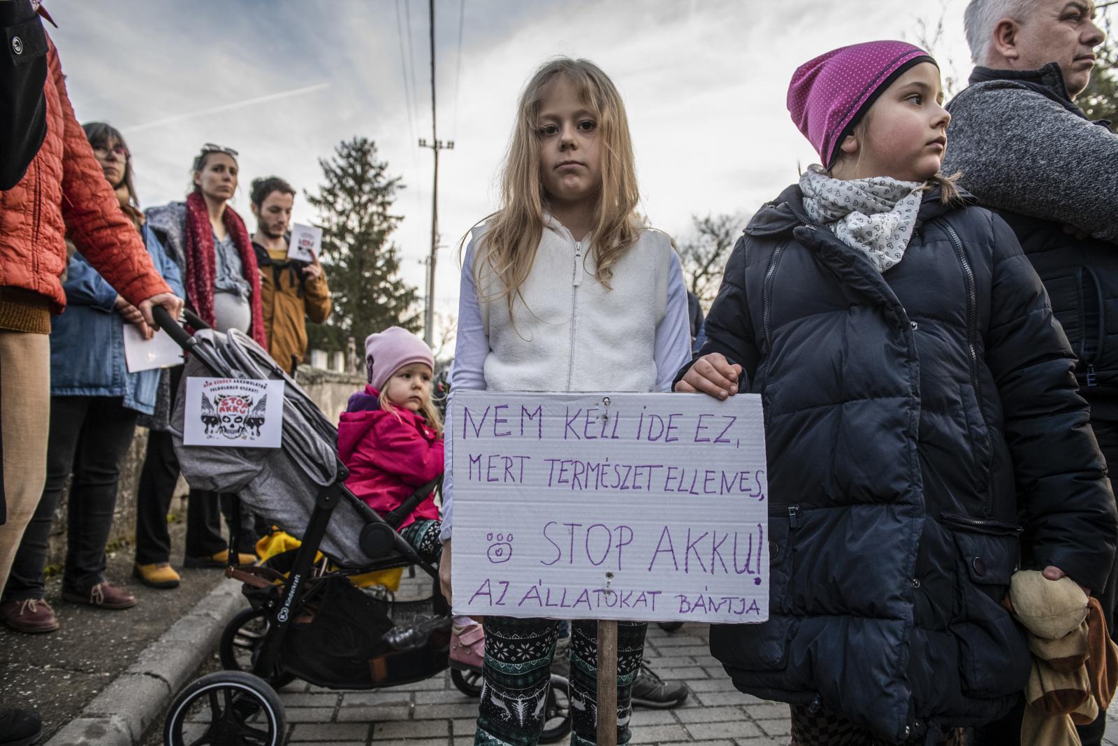 Babakocsis felvonulás a sóskúti akkumulátorfeldolgozó ellen