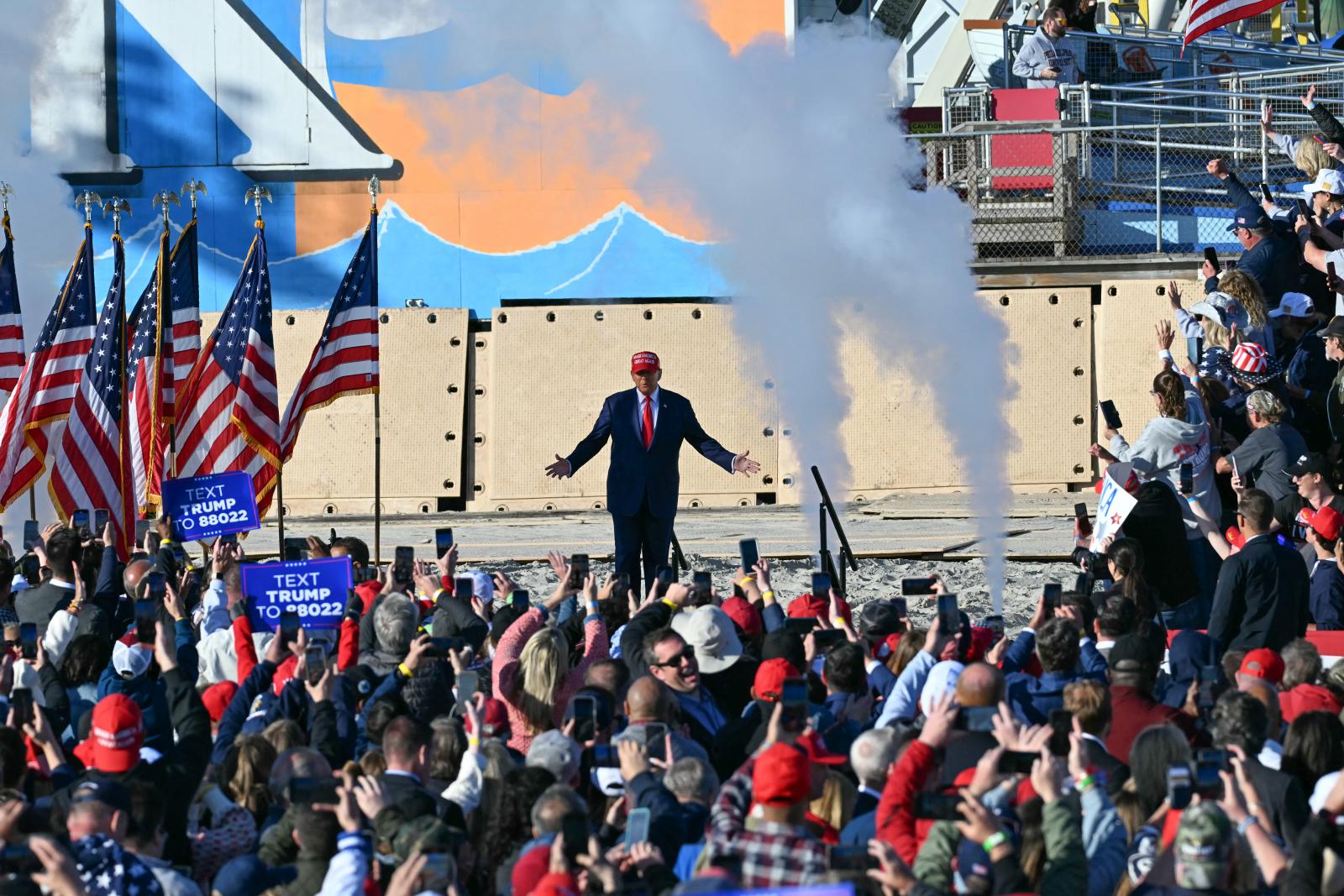 Donald Trump május 12-én váratlan helyszínen, a demokrata New Jersey állambeli Wildwood tengerpartján beszélt tízezrek előtt, ahol az ellene folyó eljárást „Biden kirakatperének” nevezte