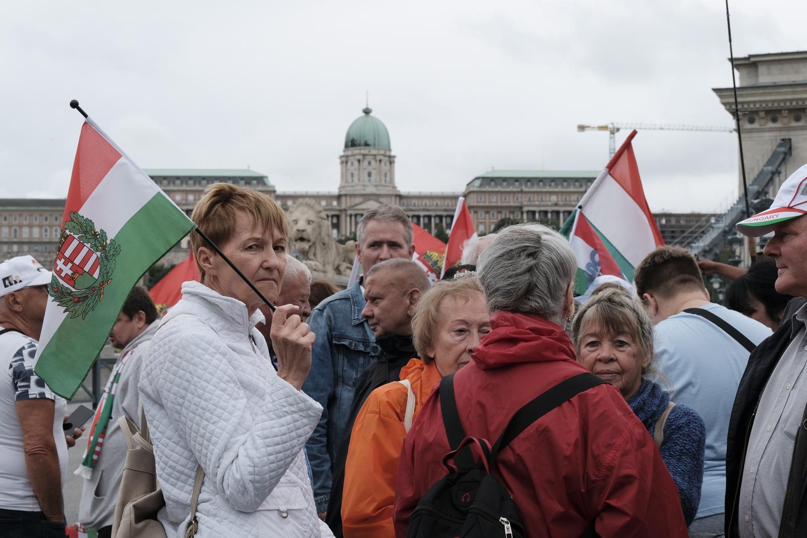 Elindultak a Békemenet résztvevői a Széchényi István térről a Margitszigetre