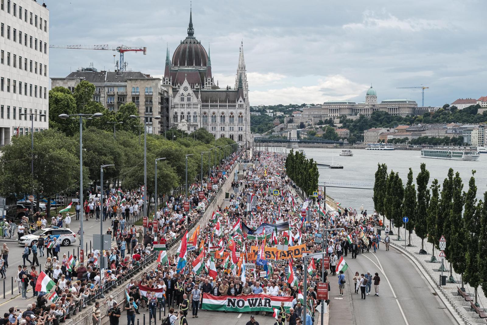 Elindultak a Békemenet résztvevői a Széchényi István térről a Margitszigetre