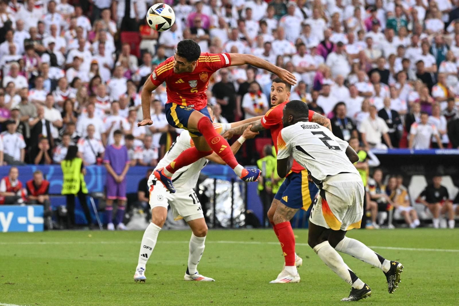 Toni Kroos és Pedri