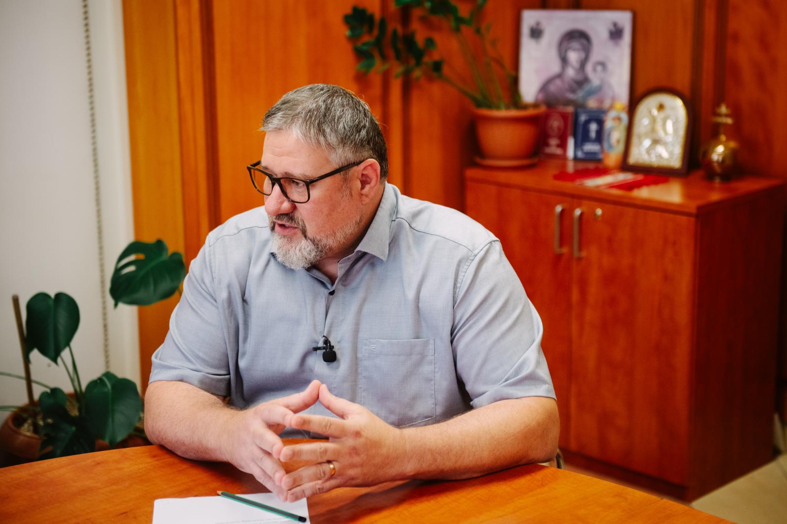 Bedobta magát a korrupcióval vádolt exfideszes Simonka György, indul a parlamenti választáson