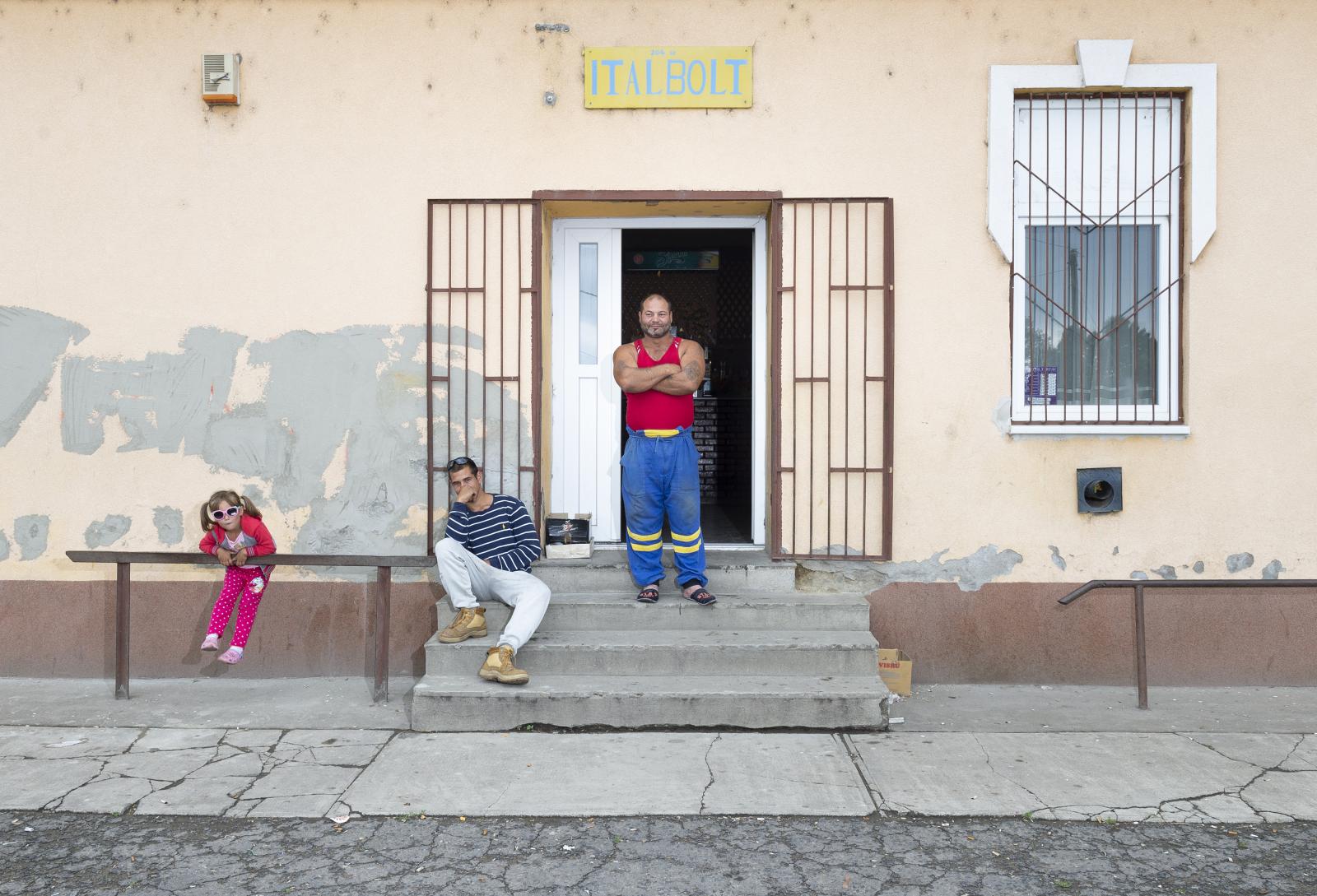 Részlet Sivák Zsófia Áraink forintban értendők című fotósorozatából