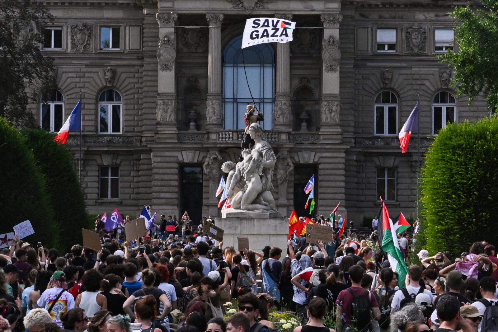 Emberek vonulnak egy transzparenssel a kezükben, amelyen az áll: „Egyetlen megoldás a nyomor” a franciaországi Nantes-ban, 2024. szeptember 7-én.