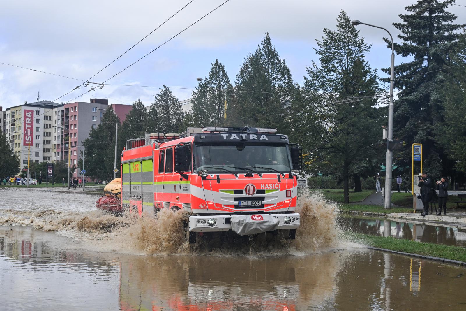 Tűzoltóautó egy elöntött opavai utcán