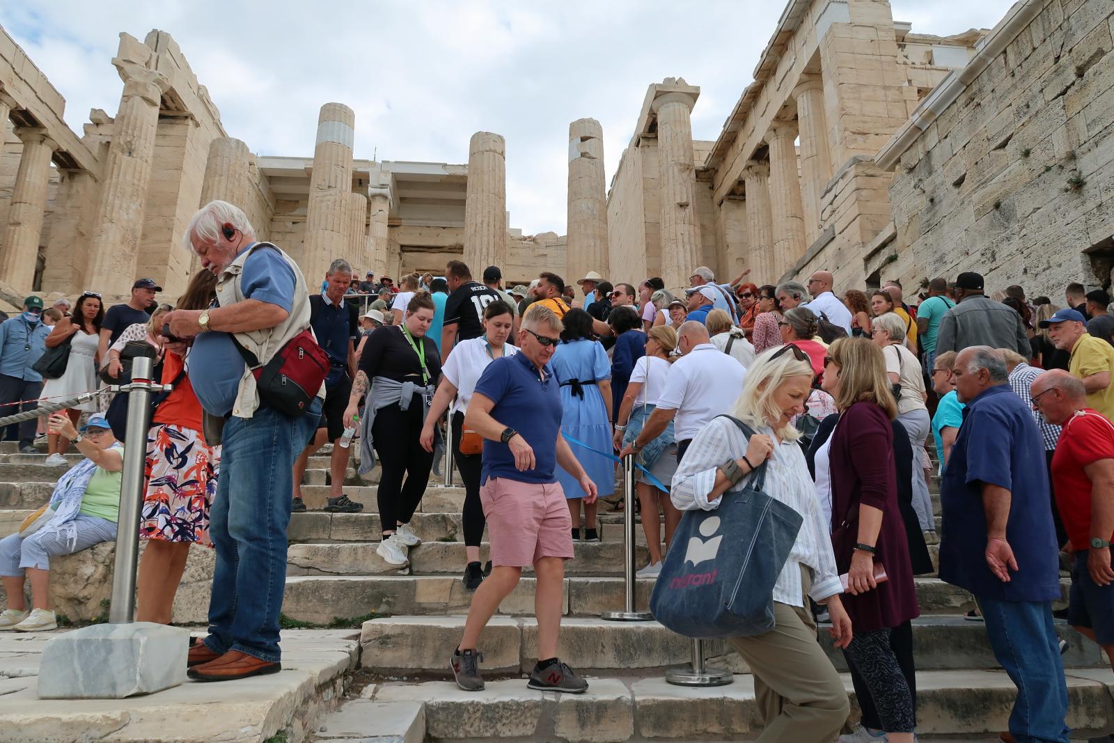 A turistákat a hőség sem tartja vissza az Akropolisz felkeresésétől. Idény nyáron a görög kulturális miniszter elrendelte, hogy a legforróbb órákban lezárják a nevezetességet