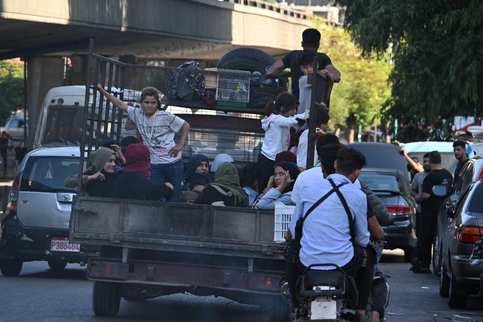 Tízezrek hagyták el otthonaikat az izraeli támadások miatt Libanon déli részén