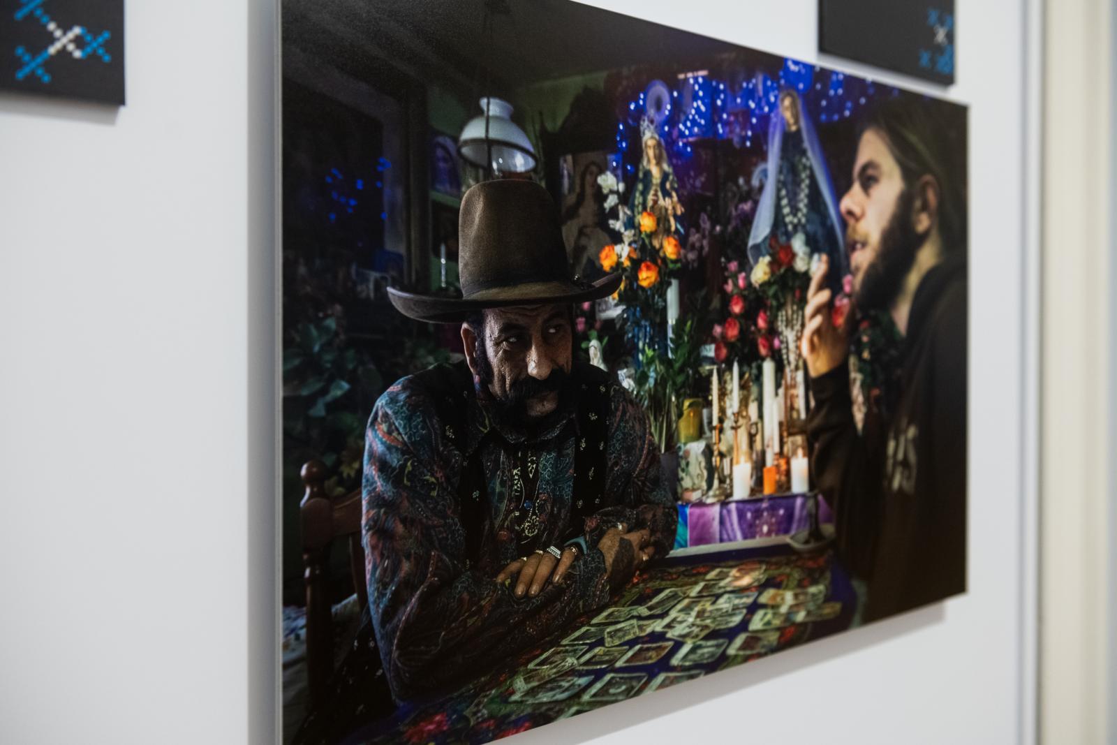 Szarka Klára, a kiállítás kurátora valamint Szabó T. Anna költő, a kiállítás egyik megnyitója