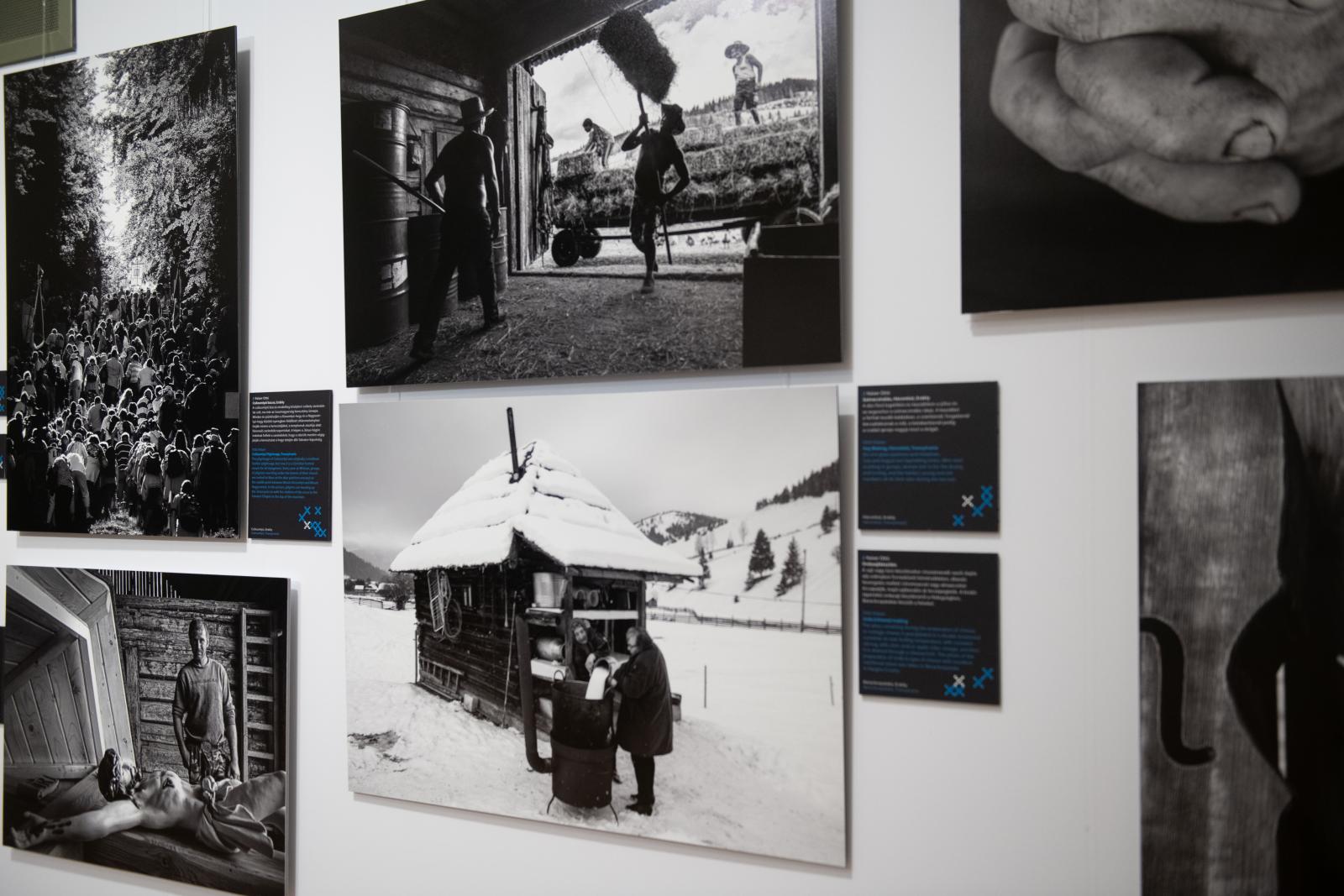 Szarka Klára, a kiállítás kurátora valamint Szabó T. Anna költő, a kiállítás egyik megnyitója