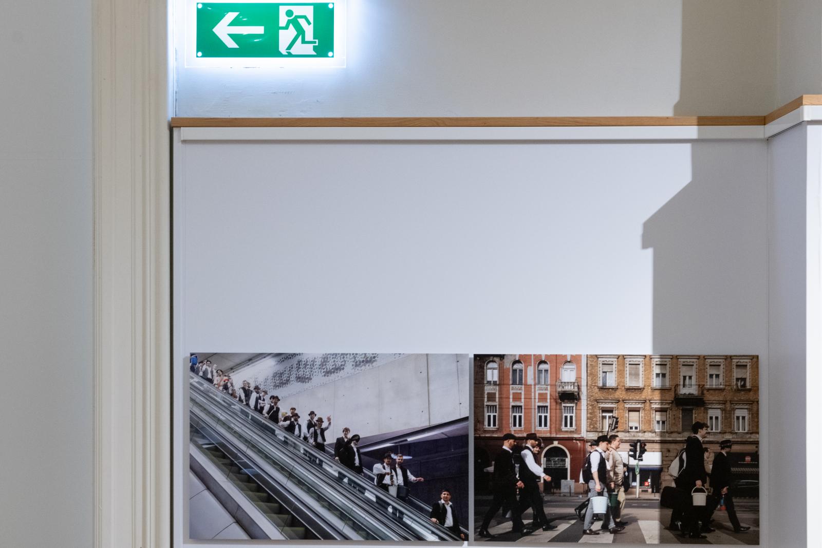 Szarka Klára, a kiállítás kurátora valamint Szabó T. Anna költő, a kiállítás egyik megnyitója