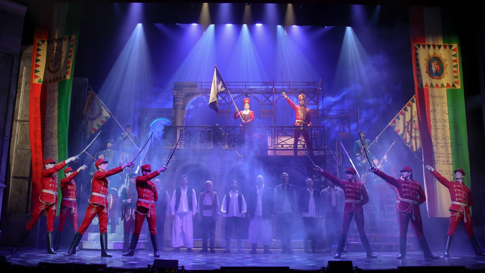 Carmen és José hadnagy egymásba habarodnak (Nádasi Veronika és Kocsis Dénes) a Budapesti Operettszínház Homonnay Zsolt rendezte előadásán