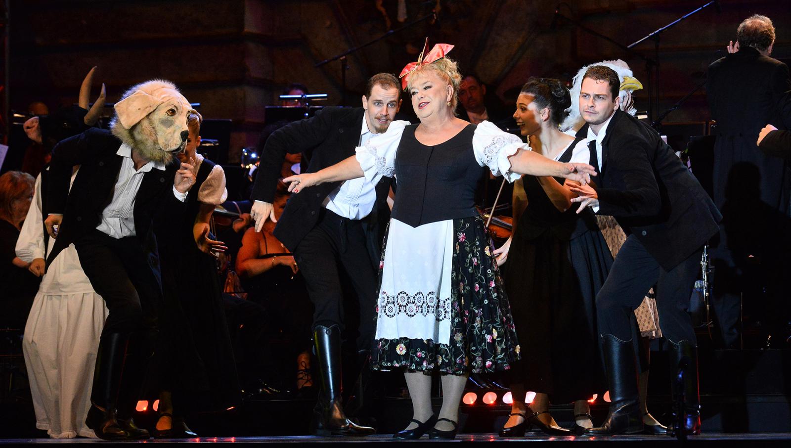 Carmen és José hadnagy egymásba habarodnak (Nádasi Veronika és Kocsis Dénes) a Budapesti Operettszínház Homonnay Zsolt rendezte előadásán