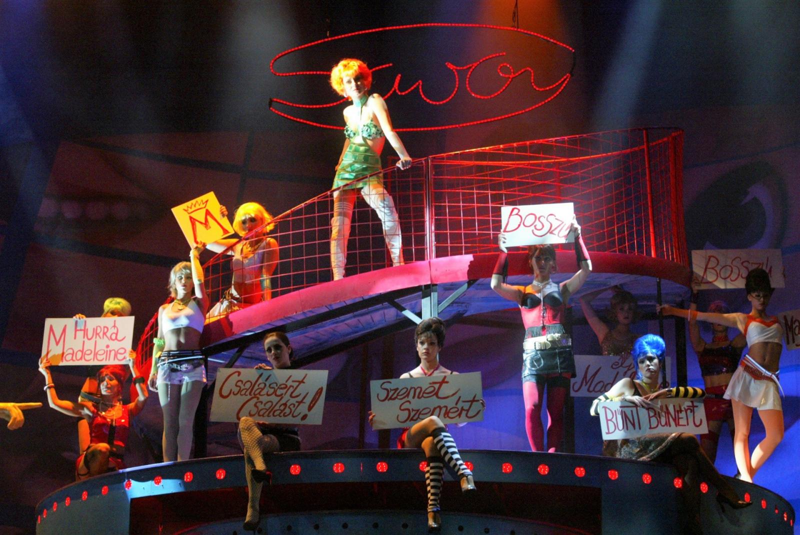 Carmen és José hadnagy egymásba habarodnak (Nádasi Veronika és Kocsis Dénes) a Budapesti Operettszínház Homonnay Zsolt rendezte előadásán