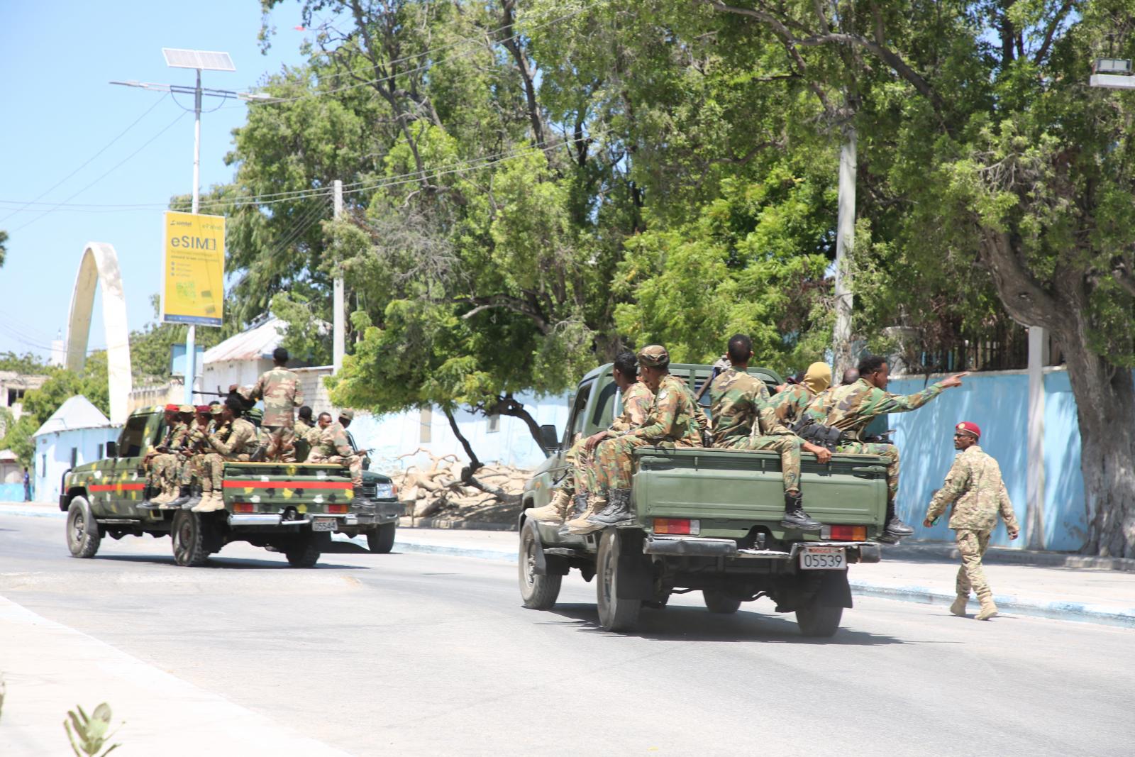 Biztonságiak erődemonstrációja a szomáli fővárosban az al-Shabaab egyik 2024. márciusi merénylete után