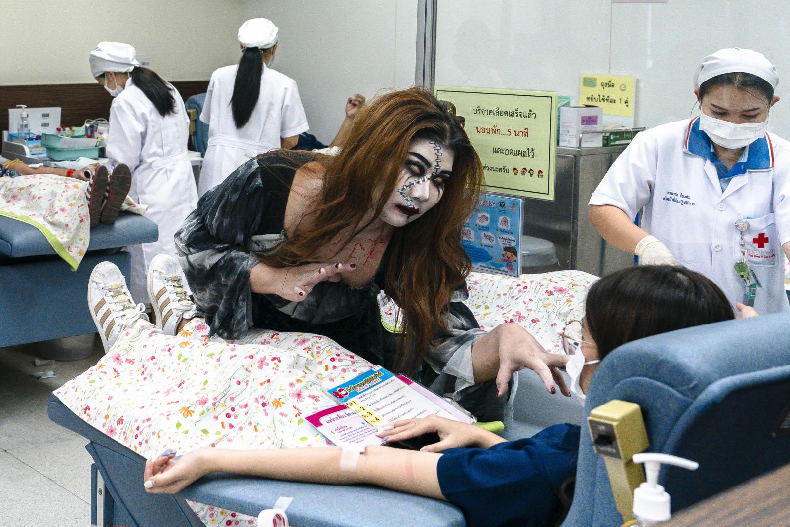 A törökországi Izmirben is beöltöztek