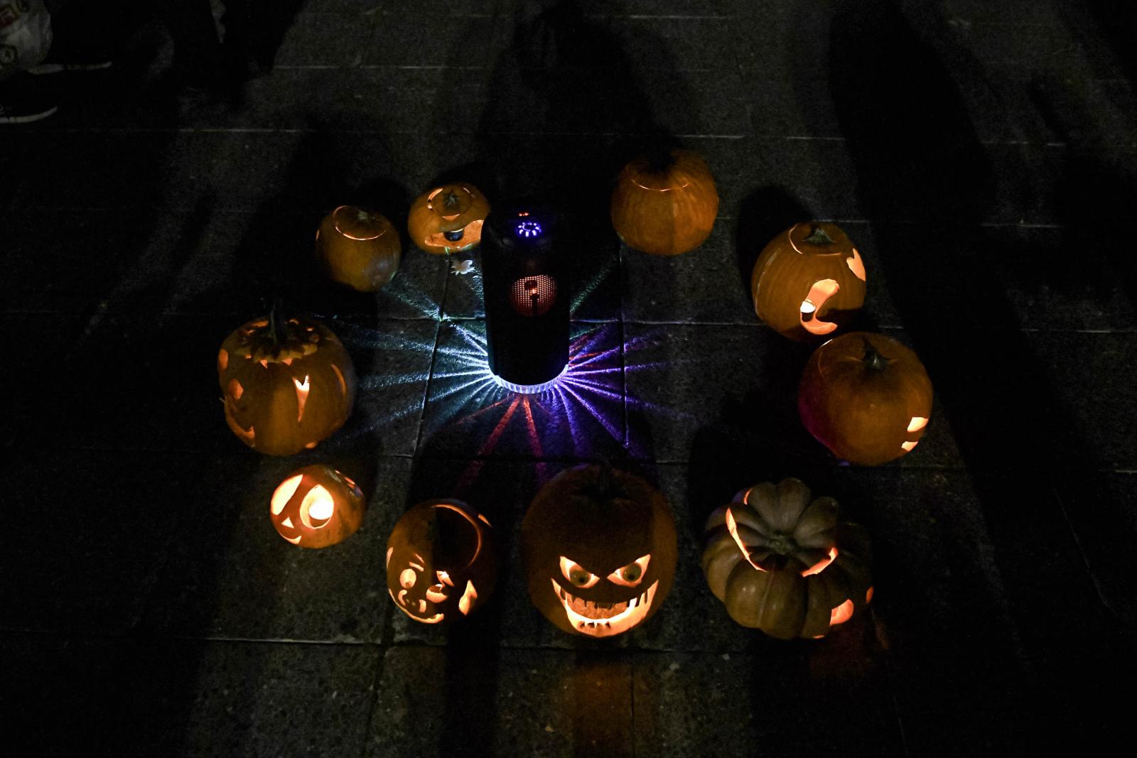 A törökországi Izmirben is beöltöztek