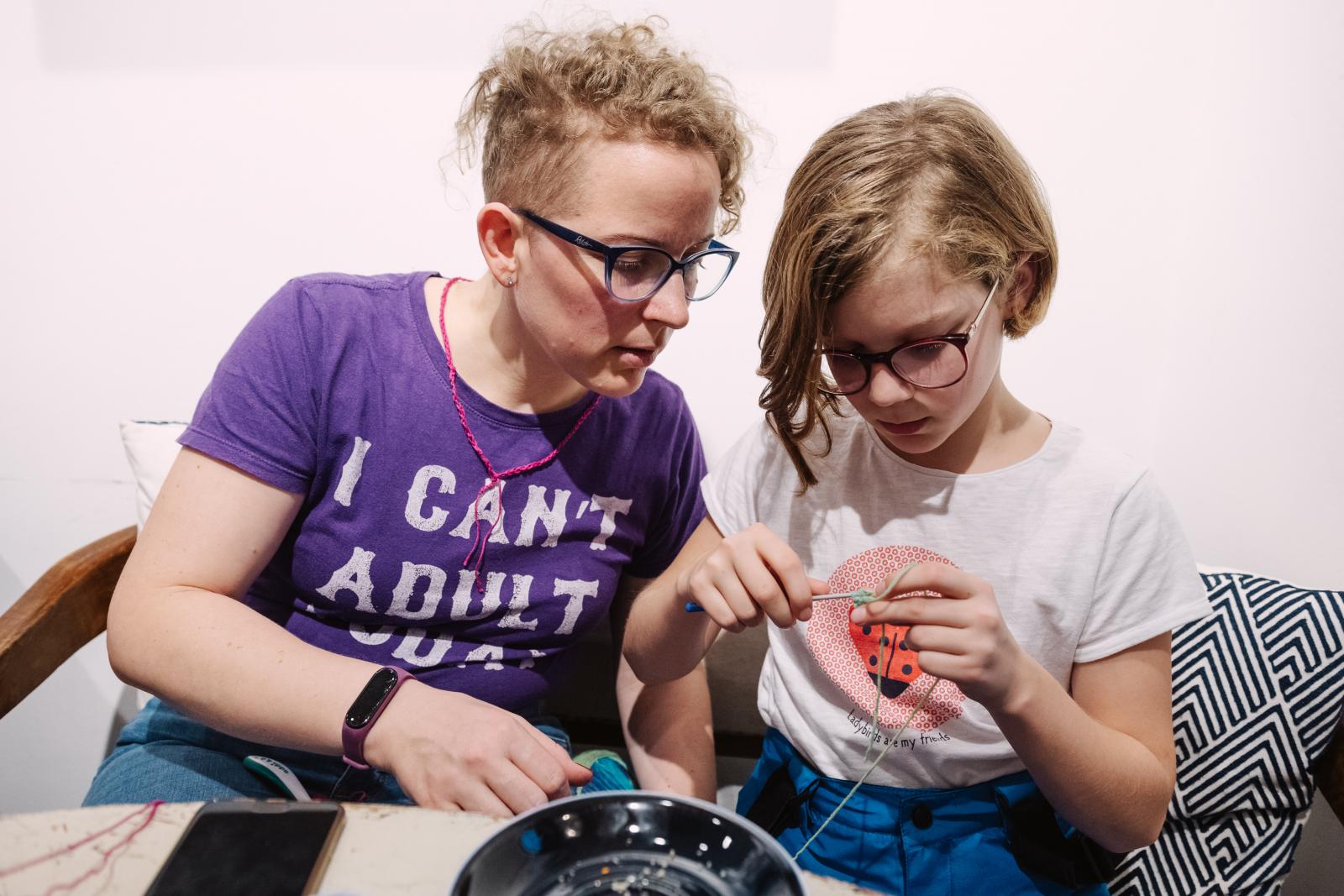 Bátki Anna és kislánya, Rita a horgolásban elmélyedve