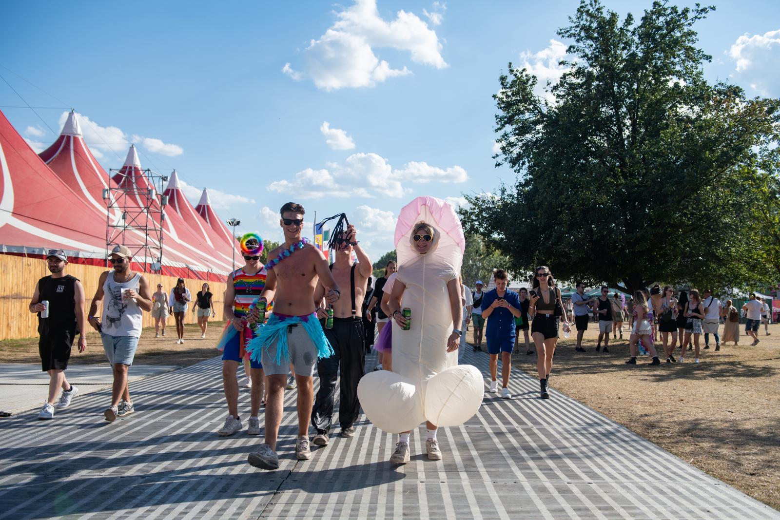 Meg-szent-ség-te-le-nít-he-tet-len-sé-ges-ke-dé-se-i-te-kért..