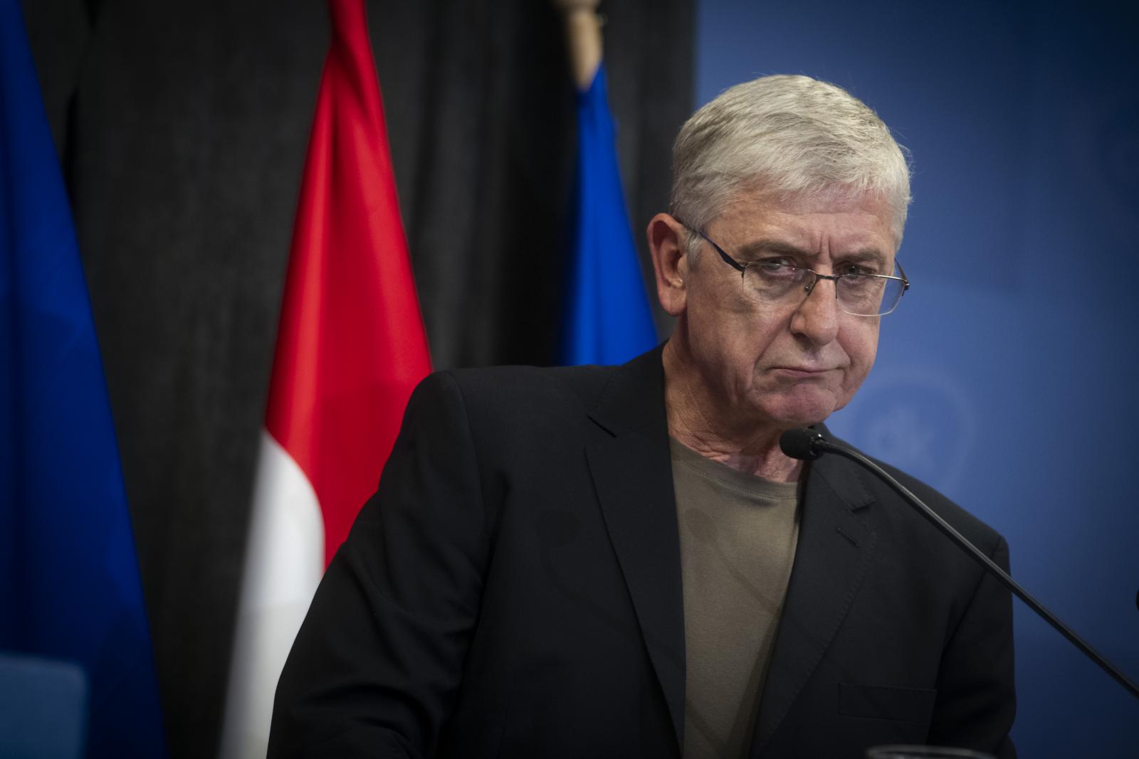 Meg-szent-ség-te-le-nít-he-tet-len-sé-ges-ke-dé-se-i-te-kért..