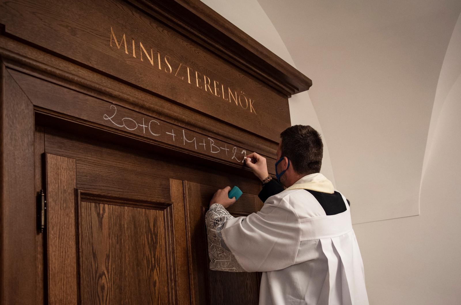 Meg-szent-ség-te-le-nít-he-tet-len-sé-ges-ke-dé-se-i-te-kért..