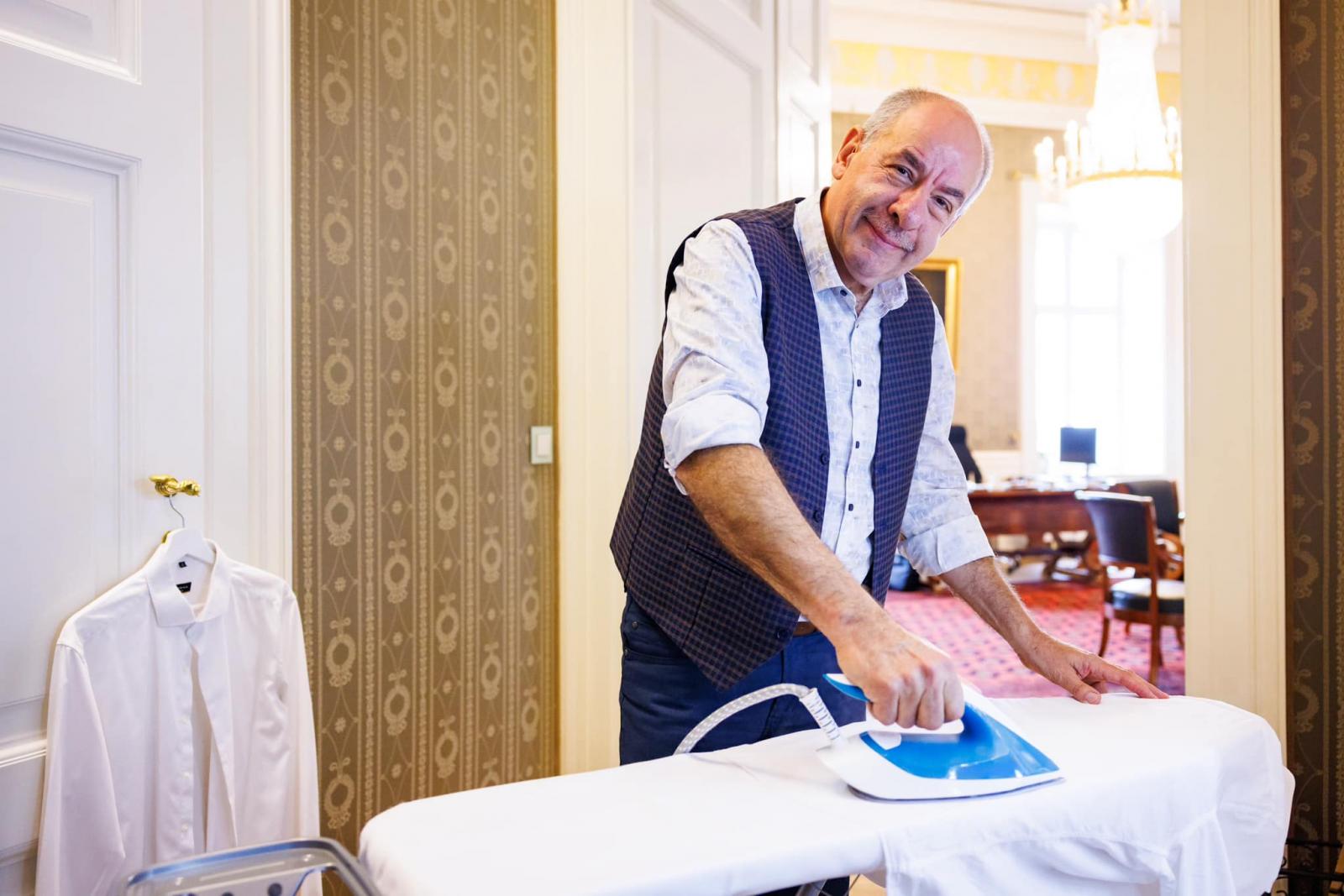 Meg-szent-ség-te-le-nít-he-tet-len-sé-ges-ke-dé-se-i-te-kért..