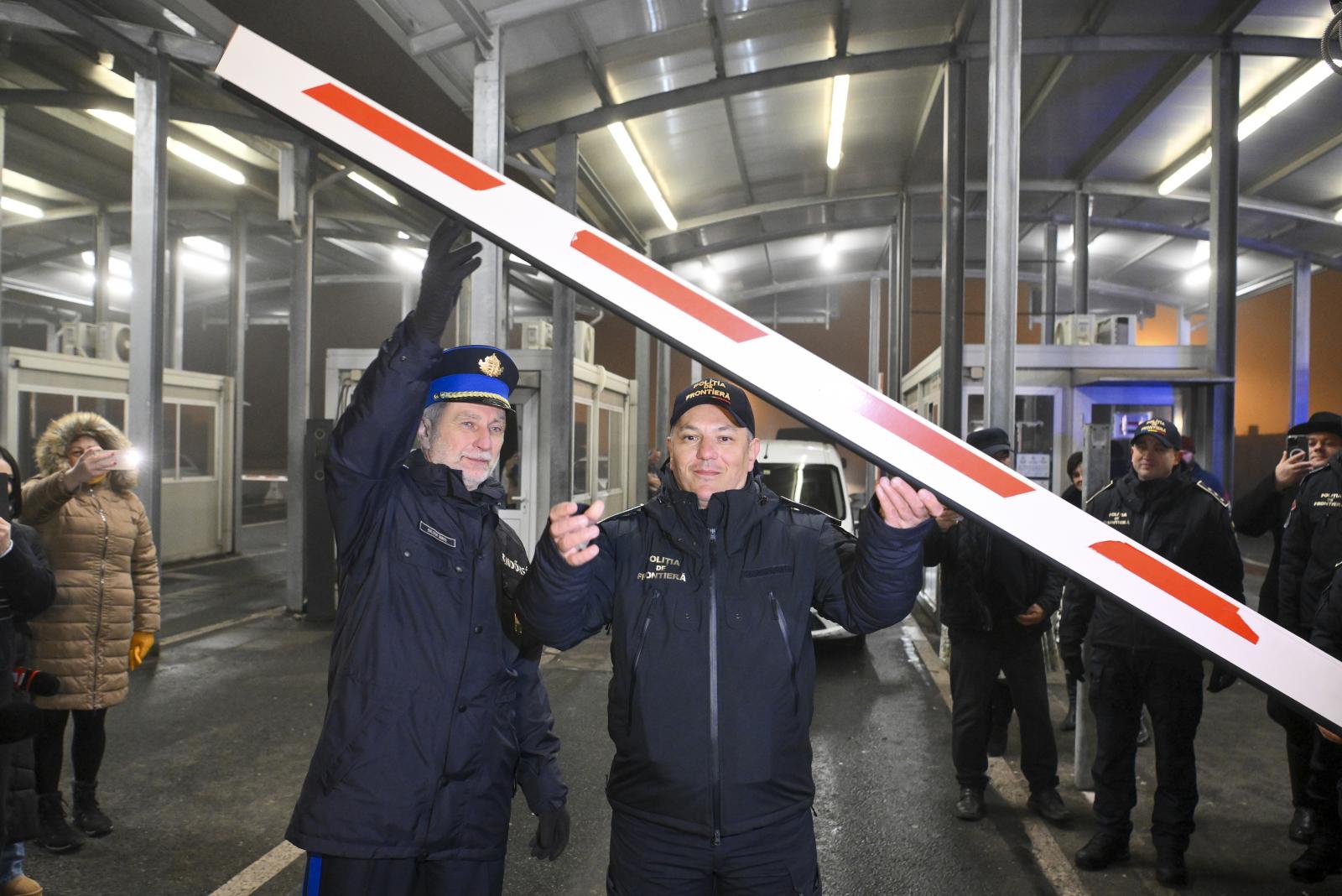 Balogh János országos rendőrfőkapitány és Cornel-Laurian Stoica főfelügyelő, a Román Határrendőr Főfelügyelőség vezetője jelképesen megnyitja a Magyarország és Románia között húzódó államhatárt