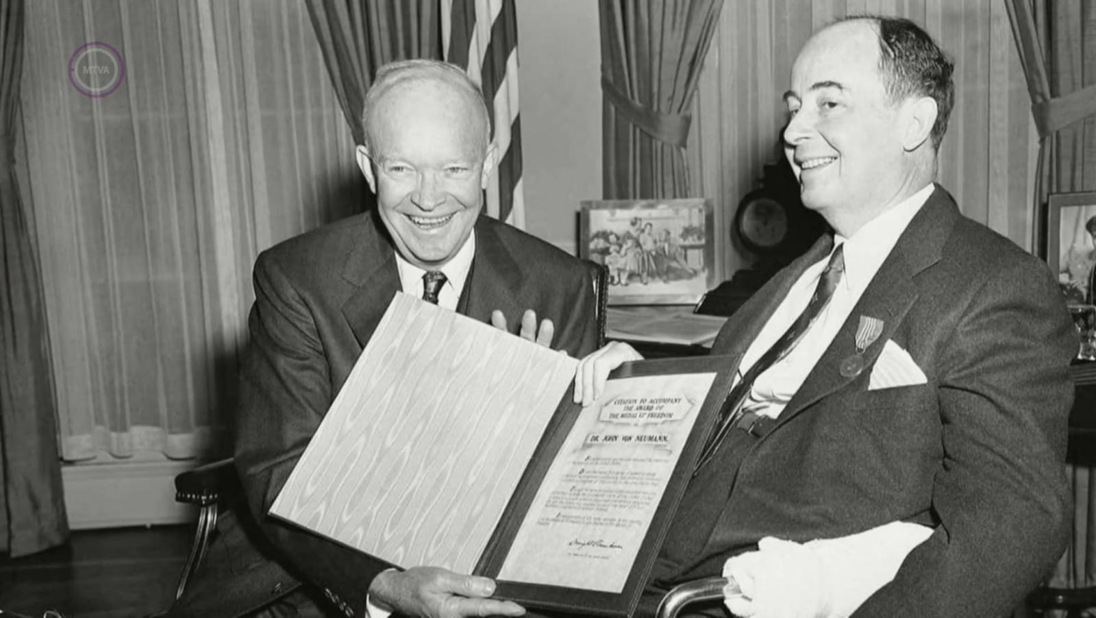 Eisenhower amerikai elnök Szabadság-rend kitüntetést ad át Neumann-nak 1956-ban