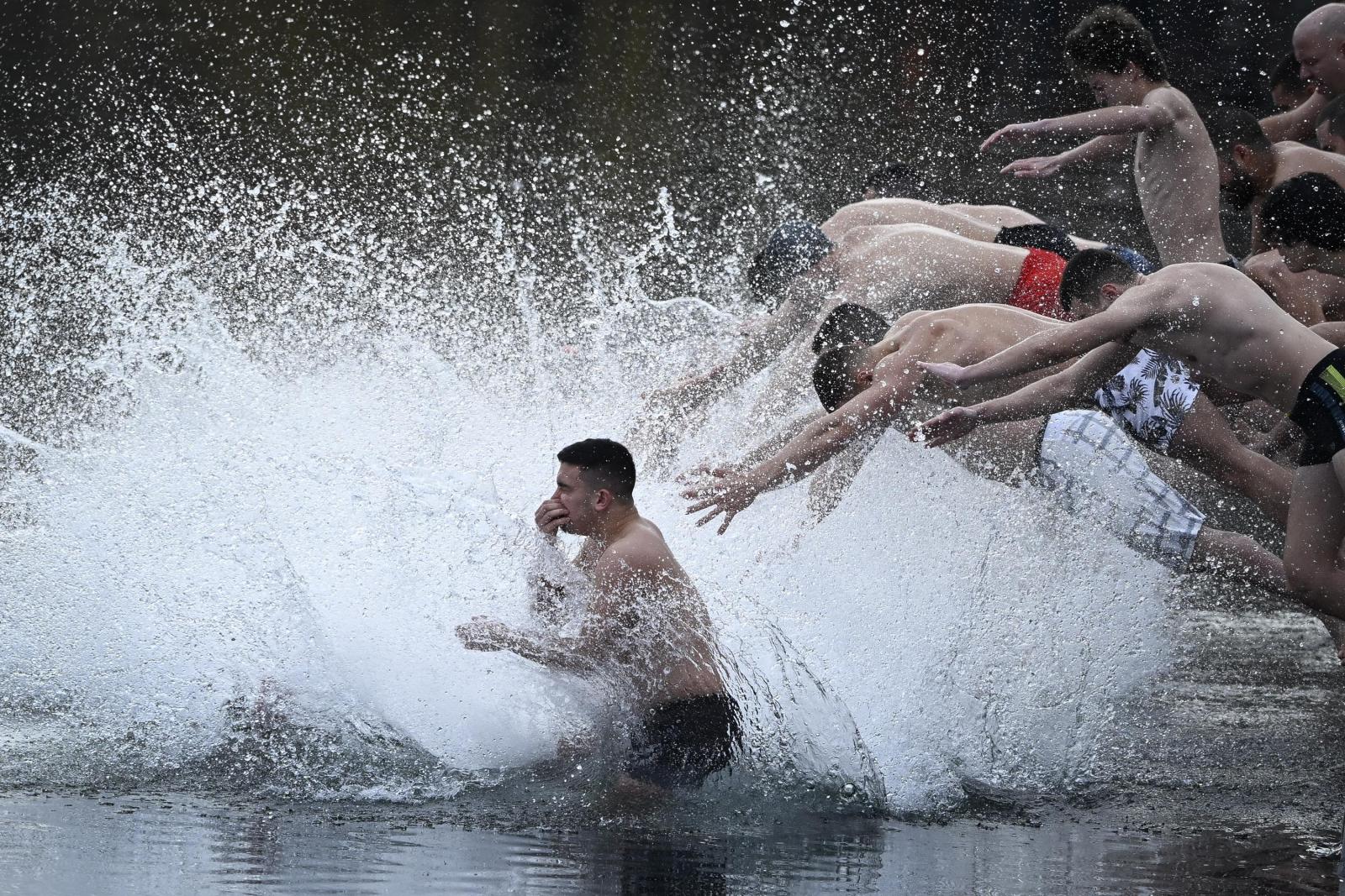 A római katolikus felvonulás a három bölcsnek nevezett három mágus bibliai látogatására emlékezik a kis Jézusnál, miután megszületett.