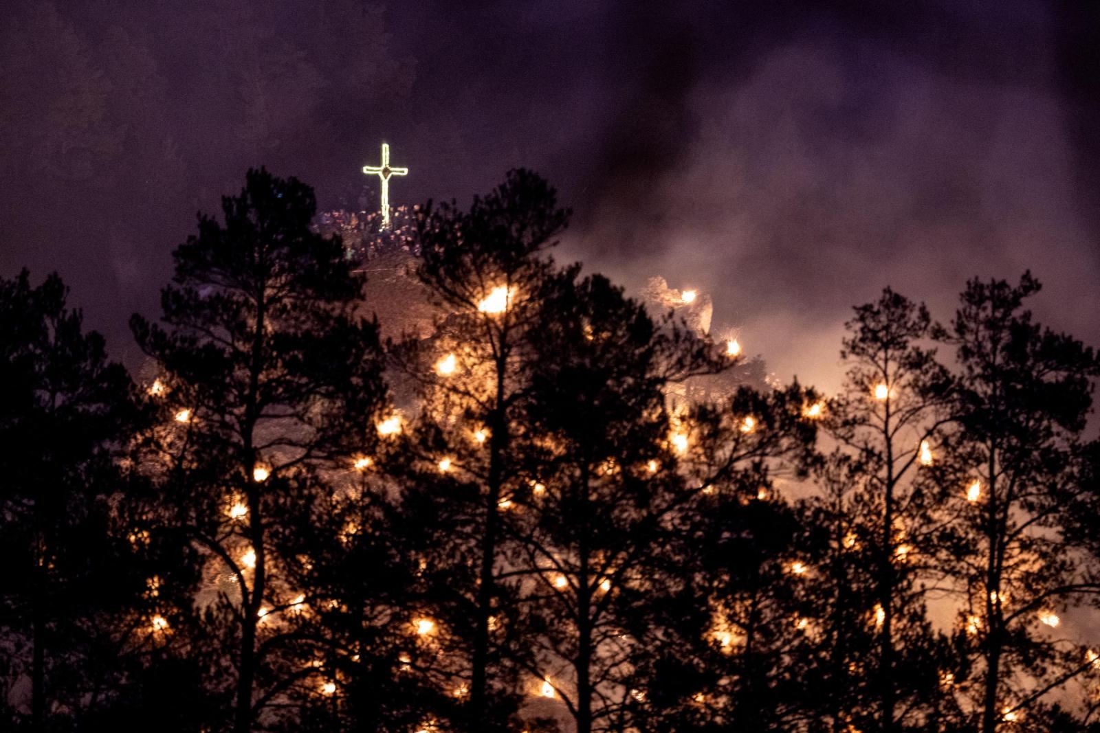A római katolikus felvonulás a három bölcsnek nevezett három mágus bibliai látogatására emlékezik a kis Jézusnál, miután megszületett.
