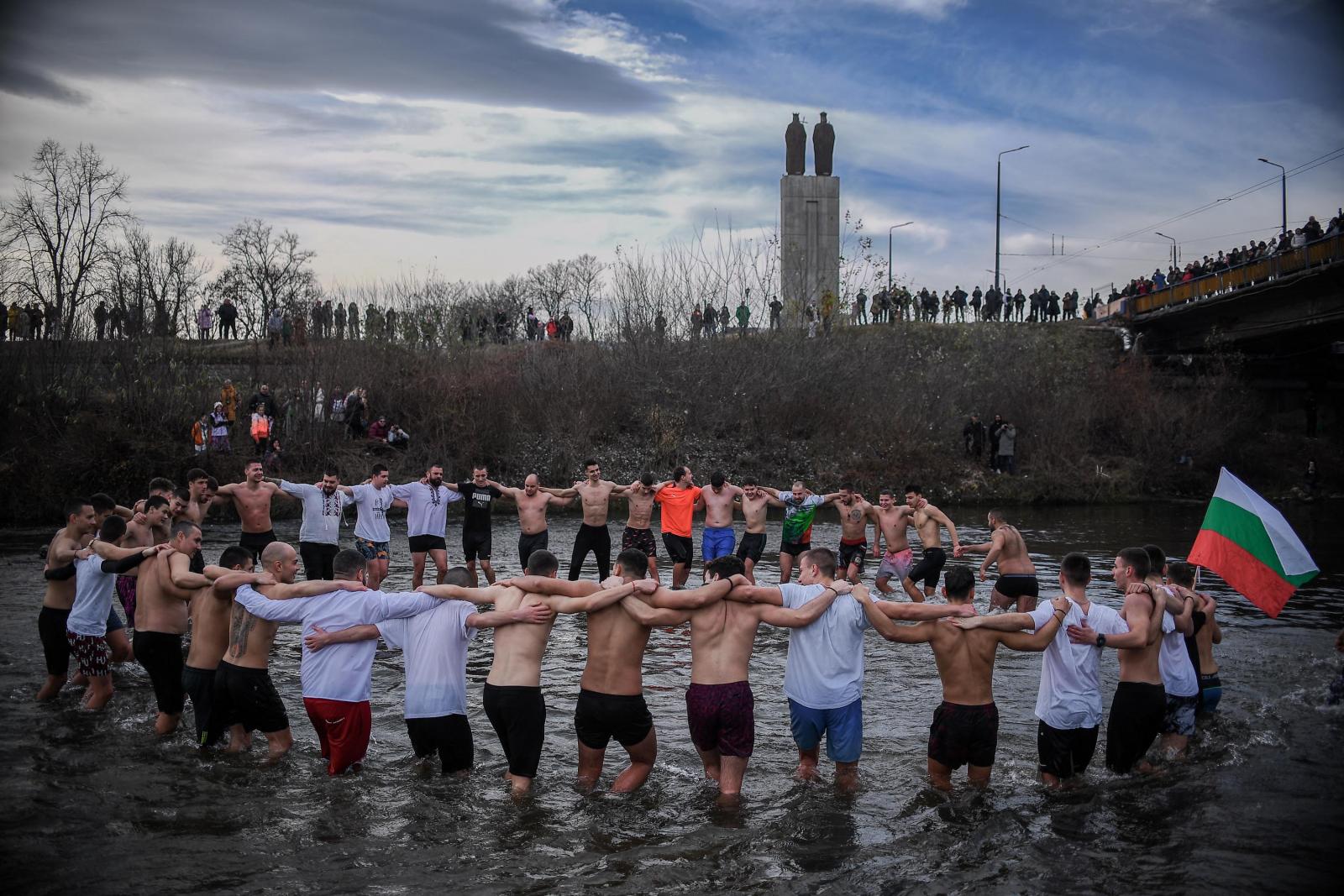A római katolikus felvonulás a három bölcsnek nevezett három mágus bibliai látogatására emlékezik a kis Jézusnál, miután megszületett.