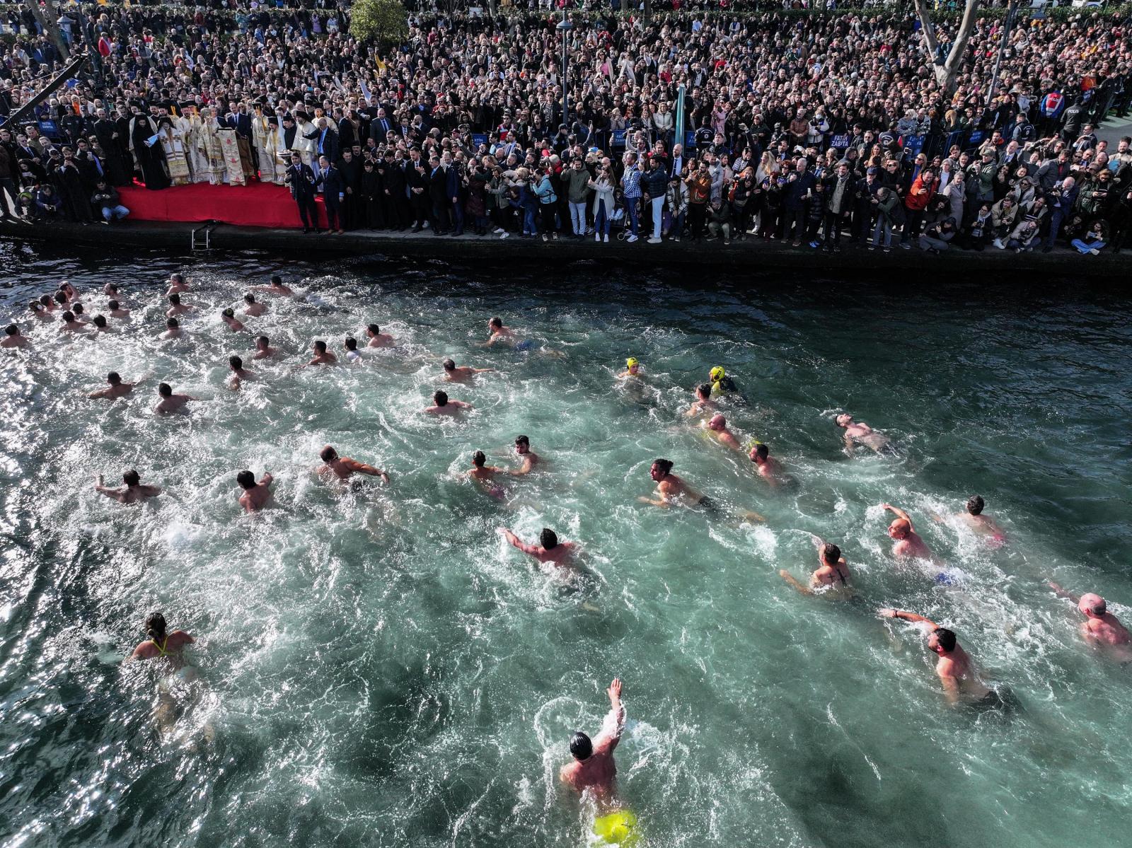 A római katolikus felvonulás a három bölcsnek nevezett három mágus bibliai látogatására emlékezik a kis Jézusnál, miután megszületett.
