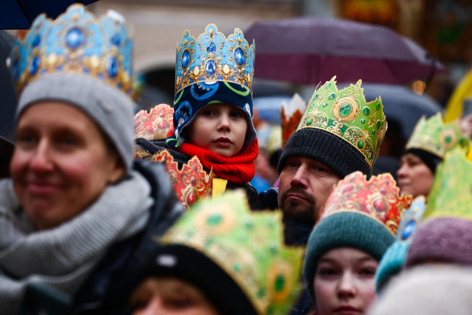 A római katolikus felvonulás a három bölcsnek nevezett három mágus bibliai látogatására emlékezik a kis Jézusnál, miután megszületett.