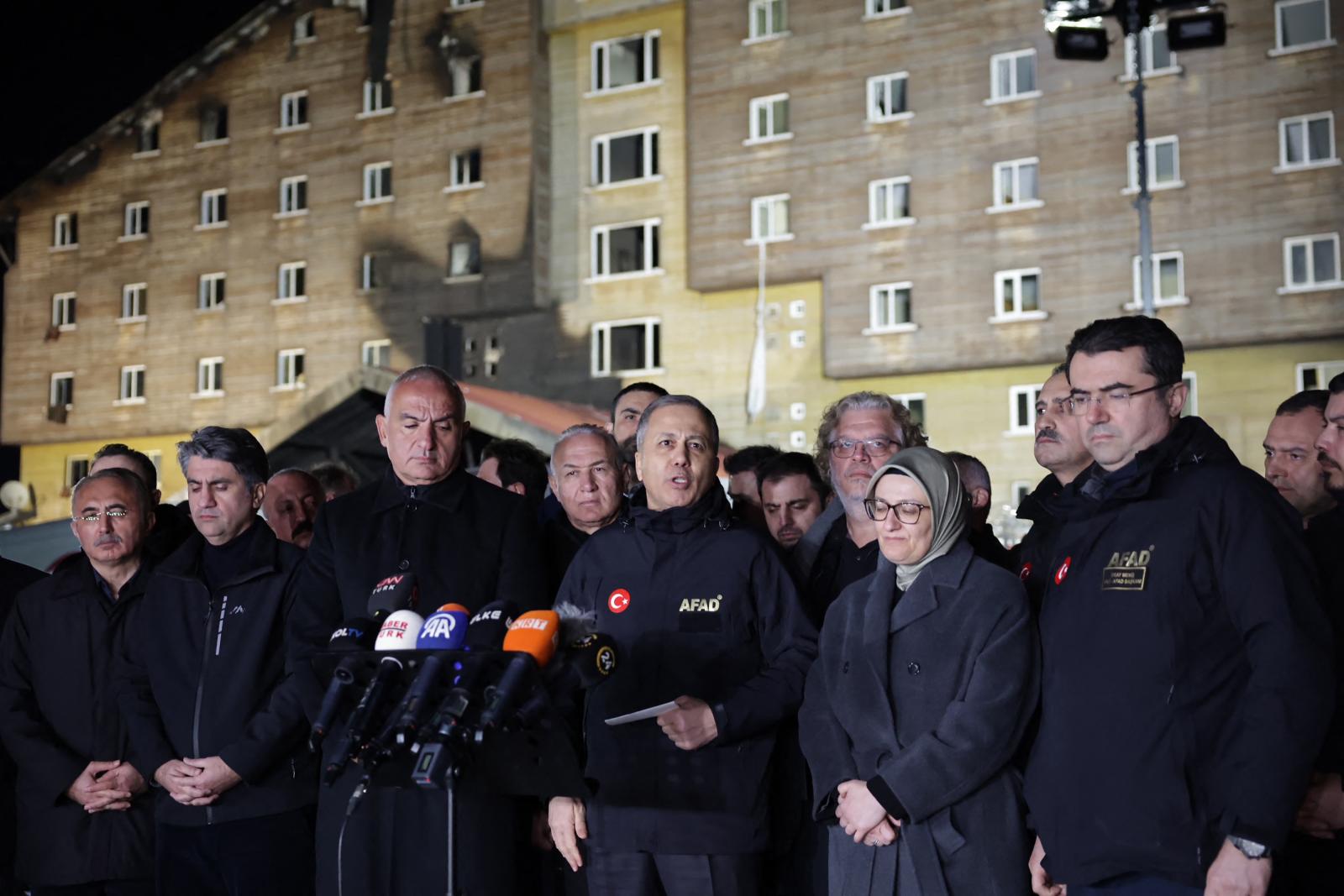 Ali Yerlikaya belügyminiszter sajtótájékoztatója a szálloda előtt január 21-én 