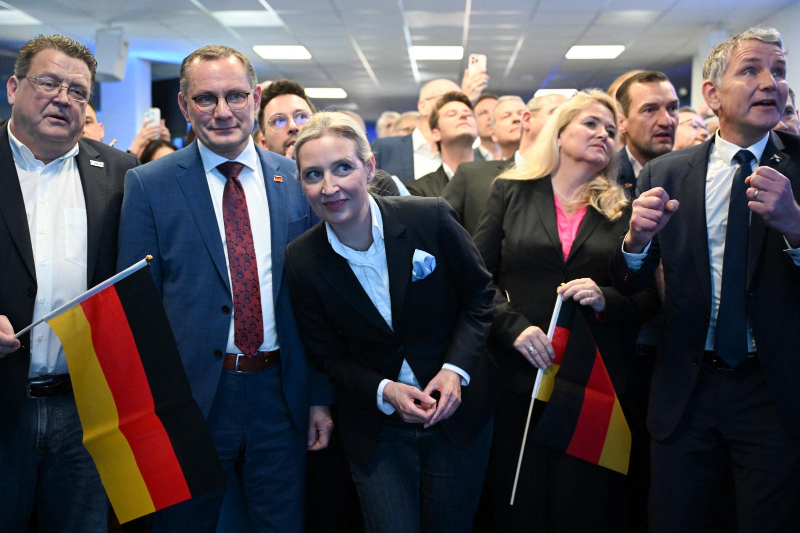 Tino Chrupalla (balról a második) Alice Weidellel az AfD eredményváróján