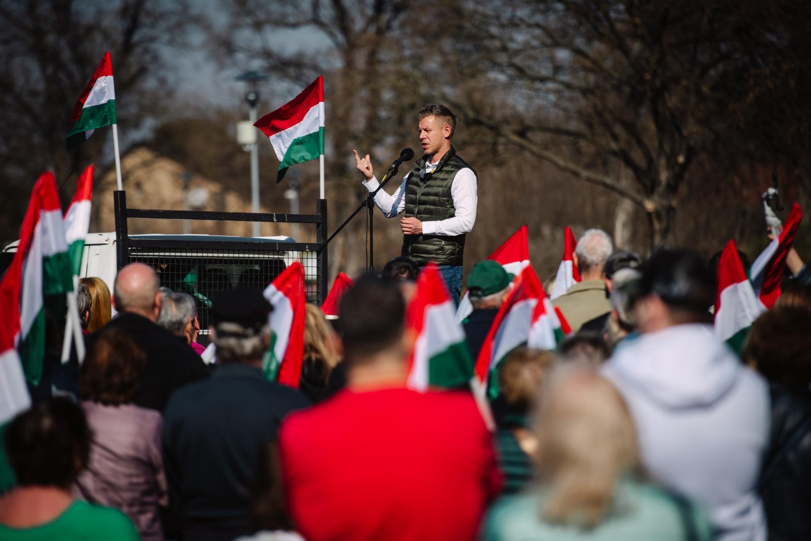 Magyar Péter kampányol most is. Március 7-én Ácson járt