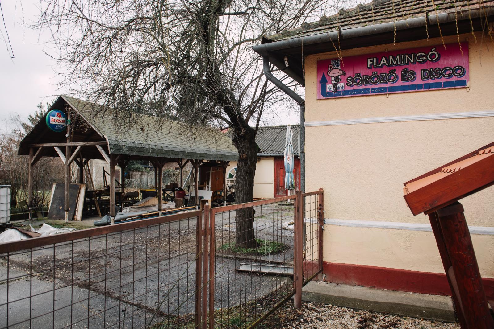 Nemesbikken korábban három kocsma is működött, ma már egy sem, az utolsó, a Flamingó néhány éve zárt be