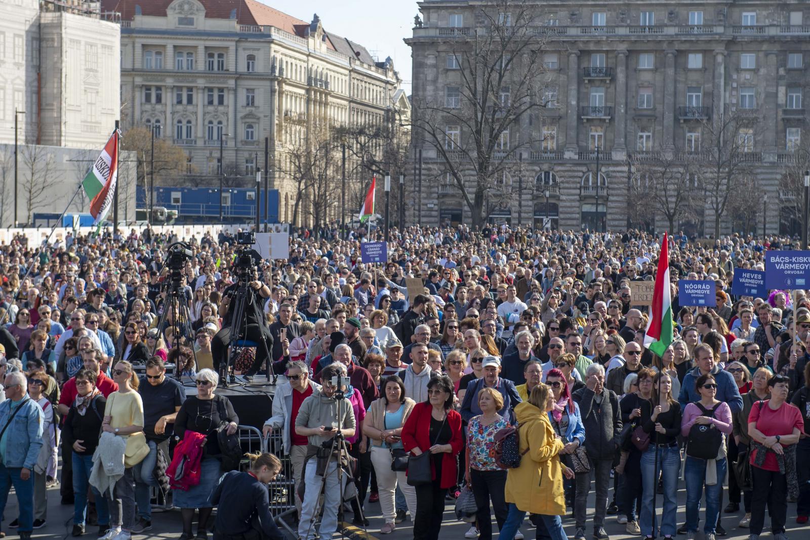 Már nem jogászkodik, hanem fenyegetőzik az Orbán-kormány