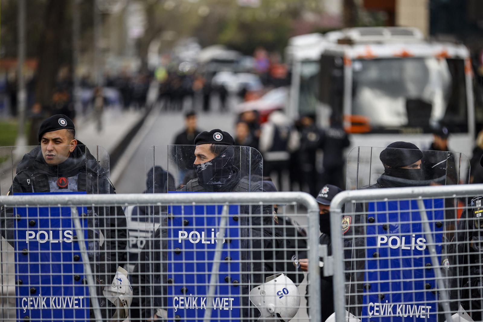 Lezárták ahhoz a rendőrséghez vezető utakat is, ahol Ekrem Imamoglu isztambuli polgármestert tartják fogva