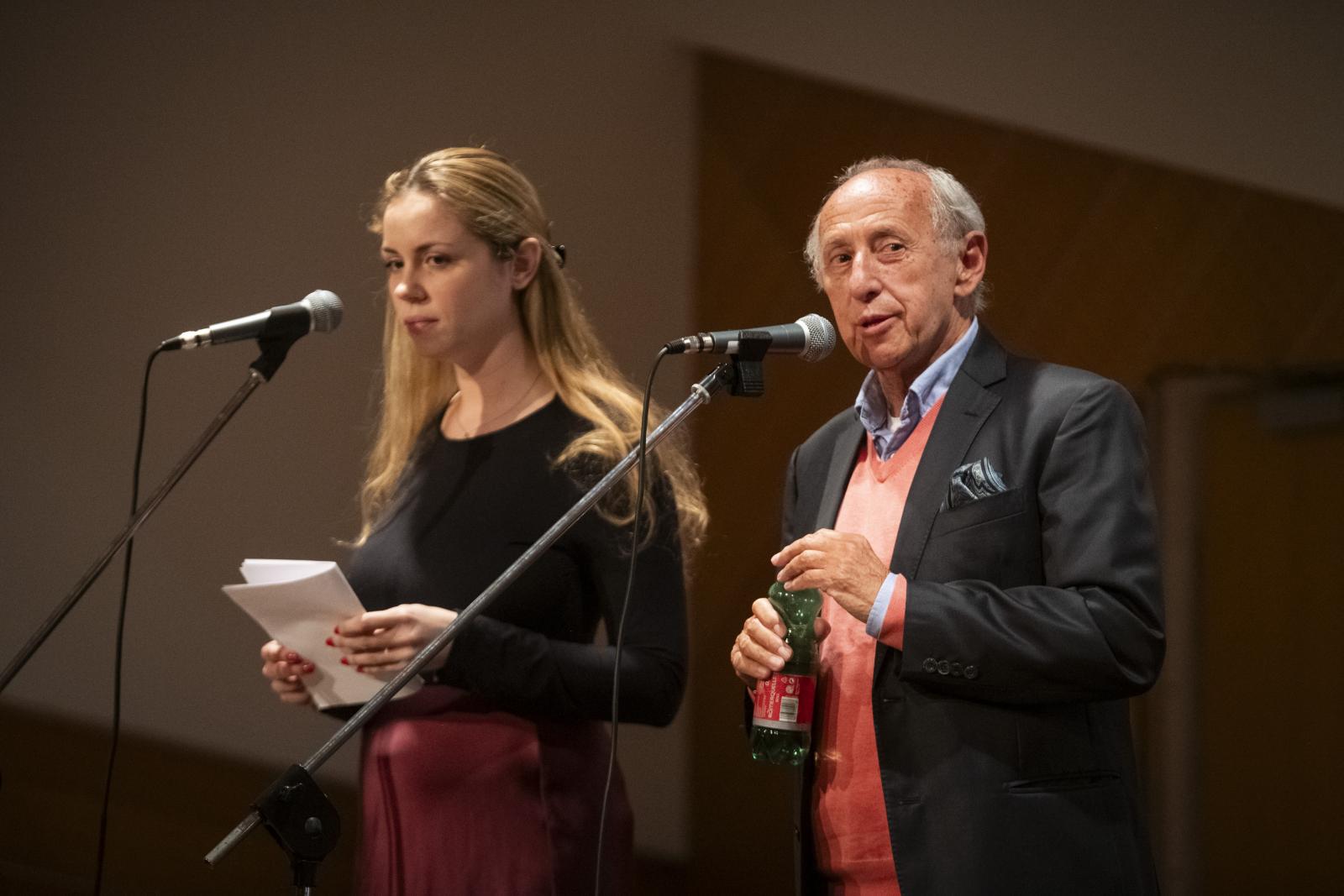 Jobbra a gyűjtemény tulajdonosa, Kárpáti Tamás