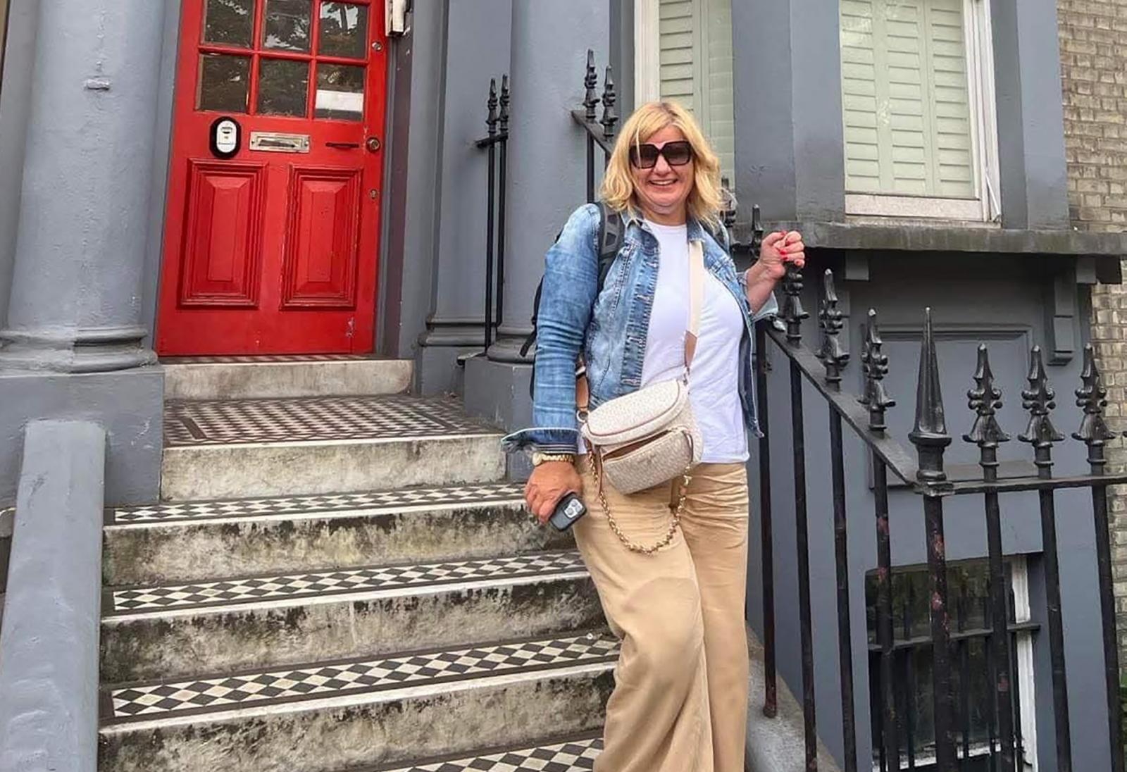 Krisztina az amputáció ellenére aktív életet él, dolgozik két helyen is, és már a műtét után fél évvel visszatért a sípályára is műlábbal